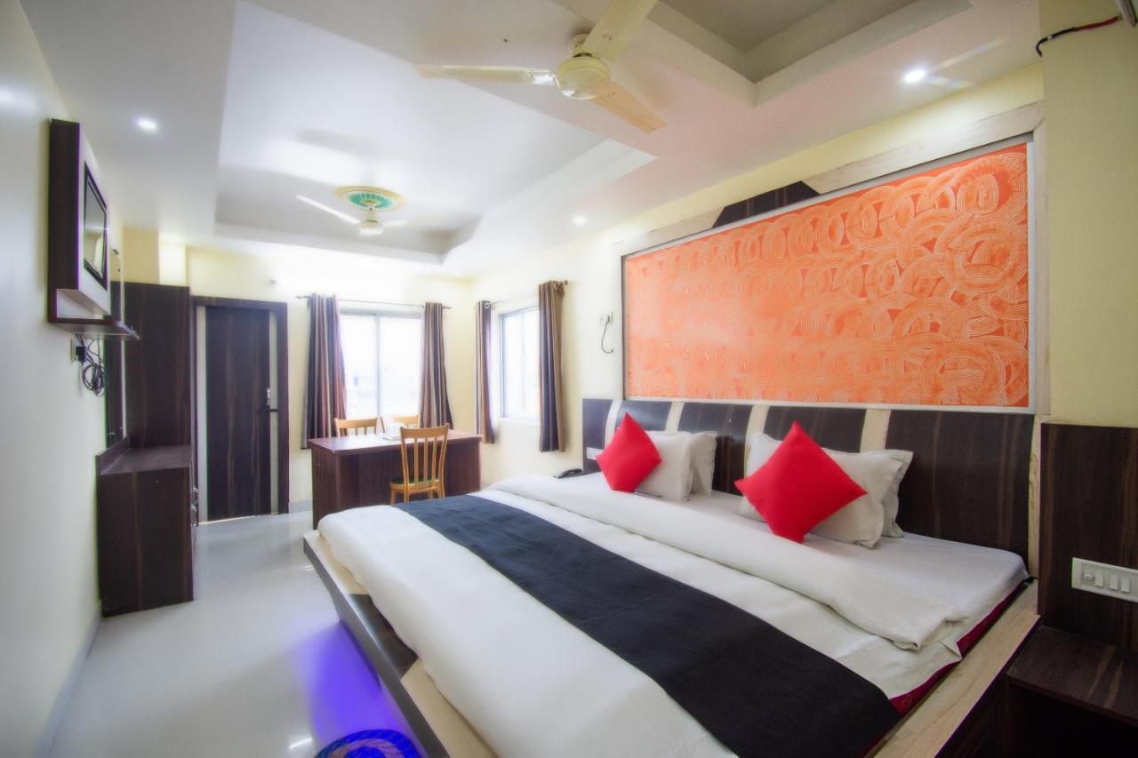 Capital O 67892 Hotel Sujata Tarapith Eksteriør billede