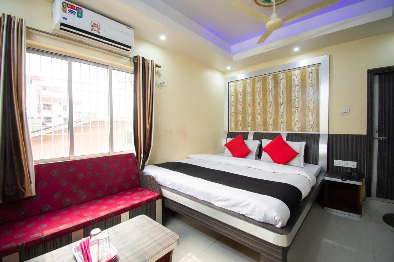Capital O 67892 Hotel Sujata Tarapith Eksteriør billede