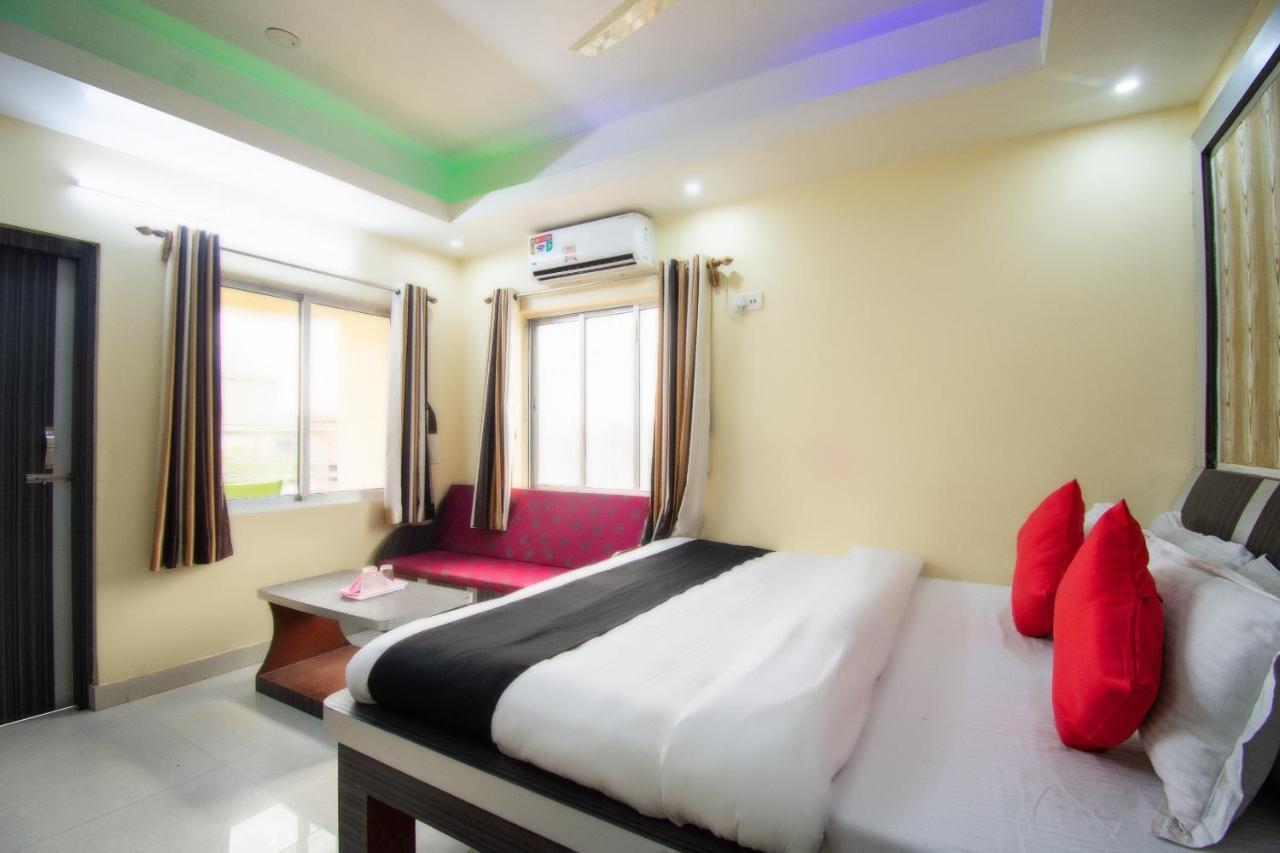 Capital O 67892 Hotel Sujata Tarapith Eksteriør billede